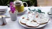 Bake Up a Bit of Romantic Hollywood With Sweet Swan Cookies